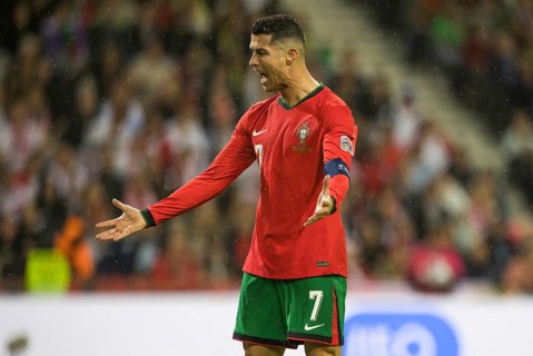 Football match, captain Cristiano RONALDO CR7 Portugal protests vigorously angry with raised left