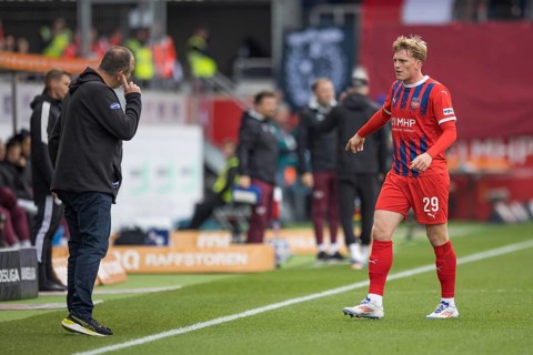 Football match, Mikkel KAUFMANN 1.FC Heidenheim right shows the direction to the coach Frank
