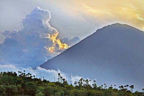 Sunset at the Gunung-Agung volcano near Amed, Bali, Indonesia, Asia