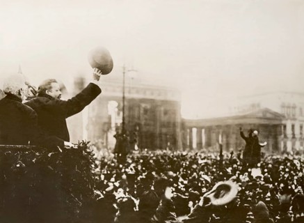 Friedrich Ebert greets returning German soldiers, as they pass through the Brandenburger Gate in