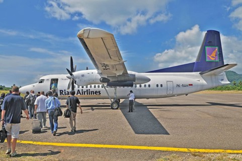 Propeller aircraft, prop jet Fokker 50, former Riau Airlines, passengers at the airport in Labuan