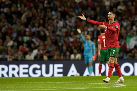 Football match, captain Cristiano RONALDO CR7 Portugal right with both arms pointing up and left