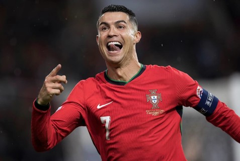Football match, Cristiano RONALDO CR7 Portugal right, grinning during pre-match warm-up, Estadio do