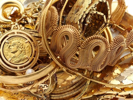 Old gold, various pieces of jewellery, studio shot