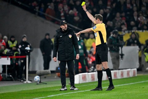 Referee Referee Sascha Stegemann shows coach Sebastian Hoeness VfB Stuttgart yellow card yellow
