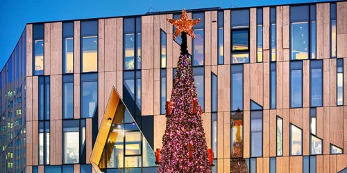 Christmas tree in front of the modern façade of the Koe-Bogen by architect Daniel Libeskind,