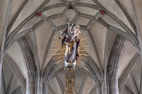 Sculpture of Mary with the infant Jesus under the netted vault in front of the high altar, late