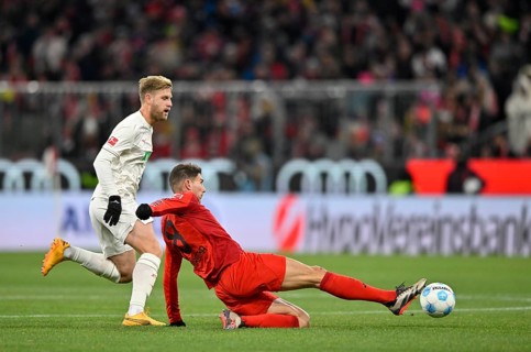 Duel, action Arne Maier FC Augsburg FCA (10) against Leon Goretzka FC Bayern Munich FCB (08)