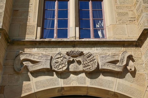Coat of arms, stone plaques, relief, crown, Varbüler Castle, Hemmingen Castle, former seat of the