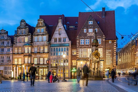 Bremen's Roland statue on the market square at dusk, Free Hanseatic City of Bremen, Germany, Europe