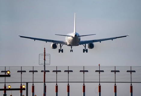 Aircraft approaching the main runway south, 05R/23L, runway lighting, approach aids, at Düsseldorf