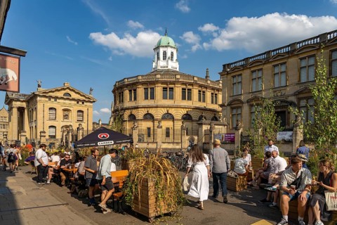 Pub on Broad street and the Sheldonian Theatre, University of Oxford, Oxfordshire, England, United