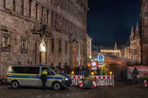 Police securing the Christkindlesmarkt, on the left the old town hall building, main market,