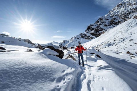 Mountaineer on a hiking trail with snow on the Ramoljoch, behind mountain Ramolkogel, Sonnenstern,