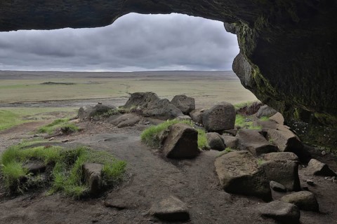 Laugarvatnsvellir are dry flatlands to the east of Reyðarbarmur. Two caves on the west side of the