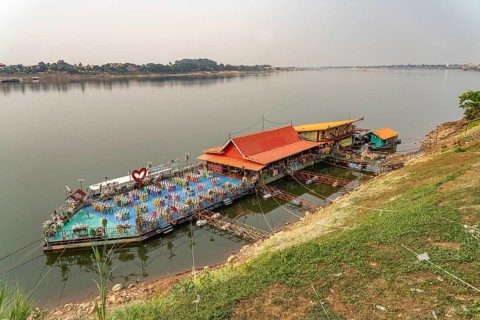 Floating restaurant on the Mekong and the banks of the Mekong in Nong Khai and Laos, Thailand, Asia