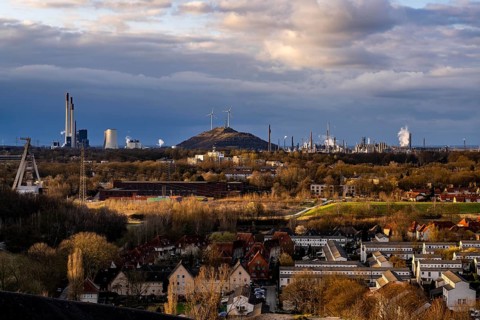 The Schüngelberg housing estate, in Gelsenkirchen-Buer, against the backdrop of the UNIPER