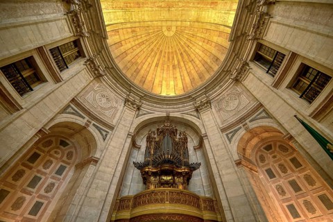 Church of Santa Engracia converted into National Pantheon, Upward view of the dome ceiling and pipe