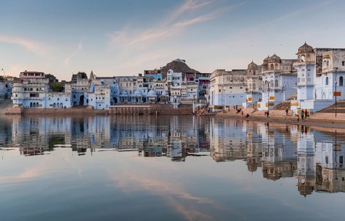 Old town of Pushkar at the holy Pushkar Lake, Rajasthan, India, Asia