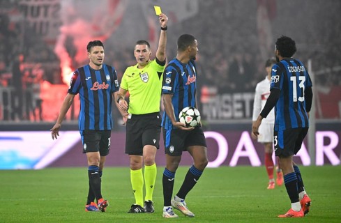 Referee Referee Rade Obrenovic (SVN) Gesture Gesture shows Isak Hien Atalanta BC Bergamo (04)