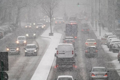 Winter weather, heavy snowfall, city centre traffic, Alfredstraße, B224, in Essen, North