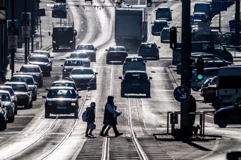 City centre traffic, Hobeisenstrasse, Martin-Luther-Strasse in front, Essen-Holsterhausen, Essen,