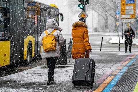 Winter weather, heavy snowfall, passengers waiting for the bus in the snow, at Essen central