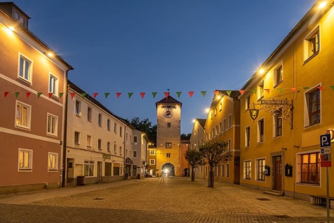 The Donautor city gate and the historic city centre at dusk, Kelheim, Lower Bavaria, Bavaria,