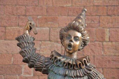 Sculpture of the Mainzer Klepper-Garde, jester with ruff, dancing, cheerful, arms, above, carnival,