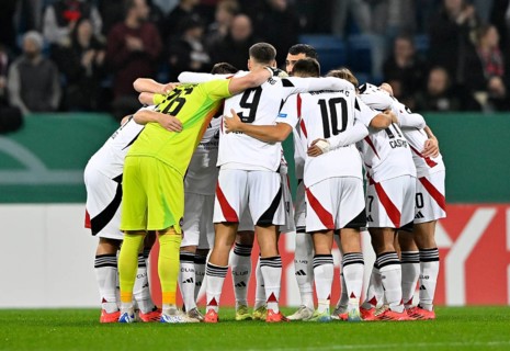 Team building, team circle in front of the start of the match 1. FC Nürnberg, DFB Cup, PreZero