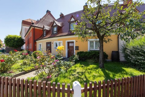Front garden of a small terraced house, semi-circular terraced houses on Frauensteiner Straße,