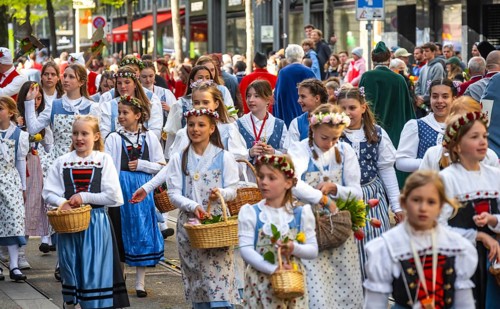 Parade of historically costumed guild members, Zunft zum Widder, Sechseläuten or Sächsilüüte,
