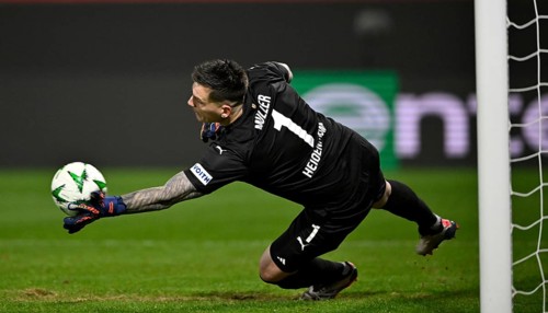 Goalkeeper Kevin Müller 1. FC Heidenheim 1846 FCH (01) Parade, brilliant save, action, Conference