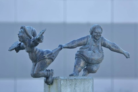 Sculpture Daedalus and Icarus by Andreas Futter 2019, bronze sculpture, modern art, two, father,