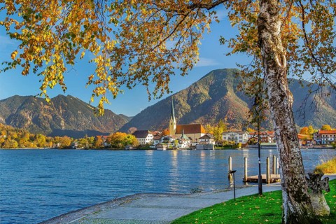 Malerwinkel view with waterfront of the village, parish church St. Laurentius and Wallberg 1722m in