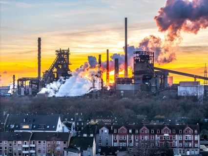 Blast furnaces Schwelgern 1 and 2, residential buildings in Duisburg-Marxloh, extinguishing cloud