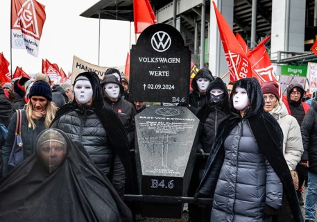 A symbolic VW coffin is carried by Volkswagen employees to the collective bargaining negotiations