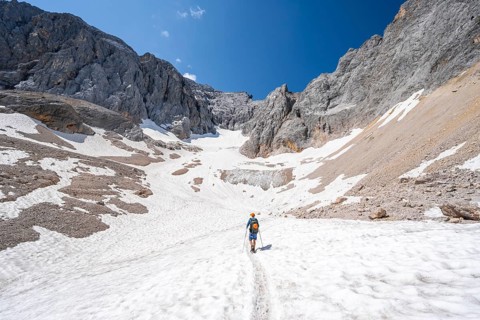 Mountaineer on a snowfield, mountain basin with glacier remnant of the Höllentalferner, Höllental,