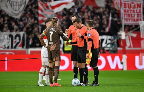 Coin toss in front of kick-off Angelo Stiller VfB Stuttgart (06) Jackson Irvine FC St. Pauli (07)