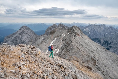 Mountaineer on the Jubiläumsgrat between Zugspitze and Alpspitze, high mountains, Wetterstein