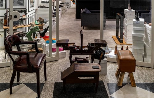 Shoeshine boy's workplace, Shopping Passage an den Alster, Hamburg, Germany, Europe