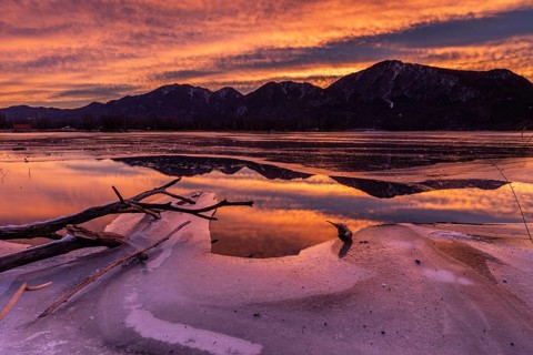 Dawn, mountains reflected in lake, clouds, ice, frozen, winter, Lake Kochel, view of Rabenkopf,