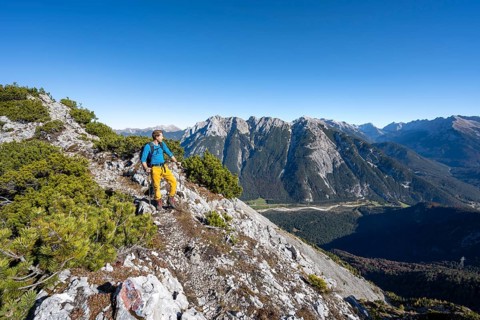 Mountaineers on a hiking trail, autumnal mountain landscape, ascent to the Große Arnspitze, view of