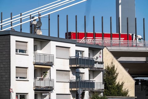 Residential building in Duisburg-Homberg, directly on the first of two new Rhine bridges on the A40