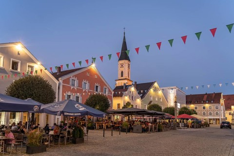 Ludwigsplatz with restaurants and the parish church of the Assumption of the Virgin Mary in the old