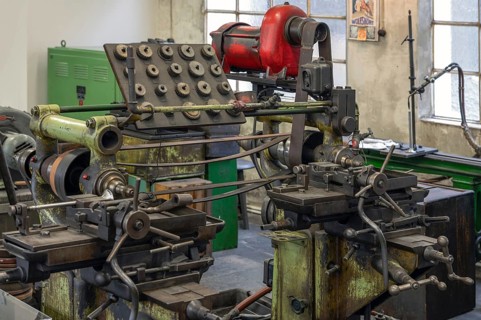 Self-construction of a workbench in the production hall of engine valves, formerly Dietz & Pfriem