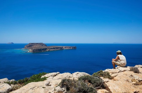 Hikers on the way to the cape of the Gramvousa peninsula with a view of the island of Imeri
