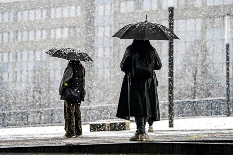 Winter weather, heavy snowfall, passengers waiting for the bus in the snow, at Essen central
