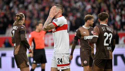 Jeff Chabot VfB Stuttgart (24) Philipp Treu FC St. Pauli (23) Jackson Irvine FC St. Pauli (07)