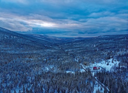 Huge wooded areas, mixed forest covered in snow, characterise the landscape between Szklarska